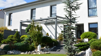 Privathaus mit Fenstern und Vordach